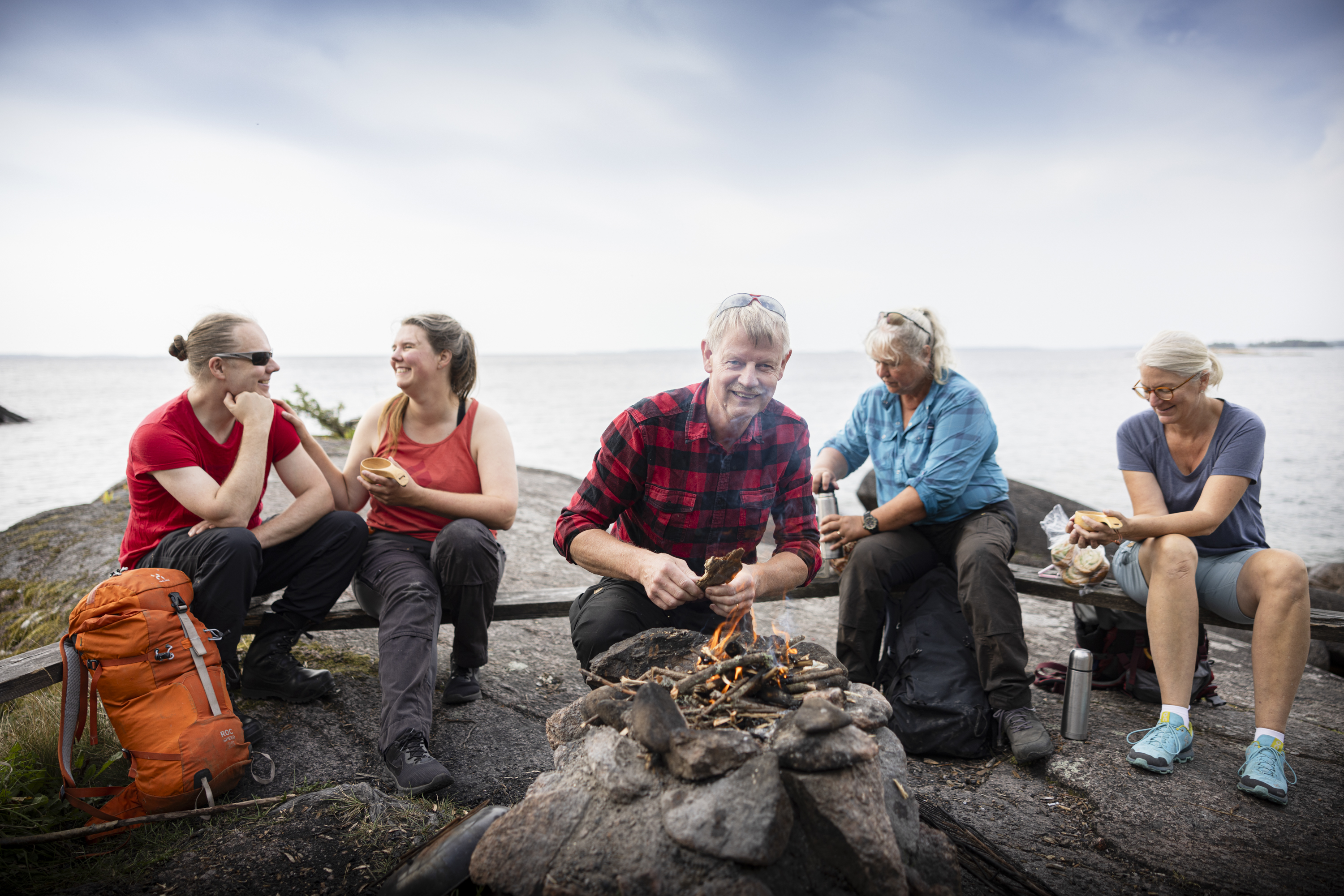 personer som grillar på klippan