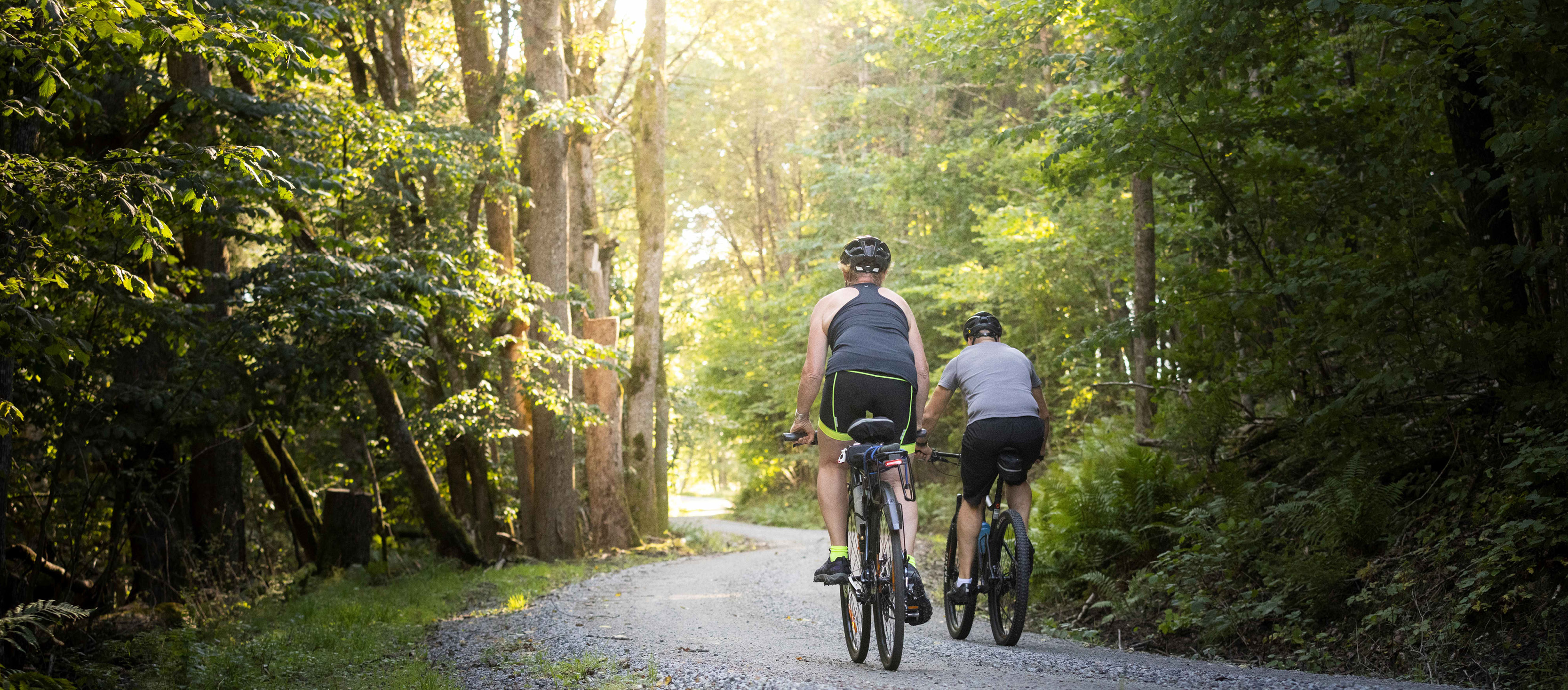 två personer som cyklar gravel
