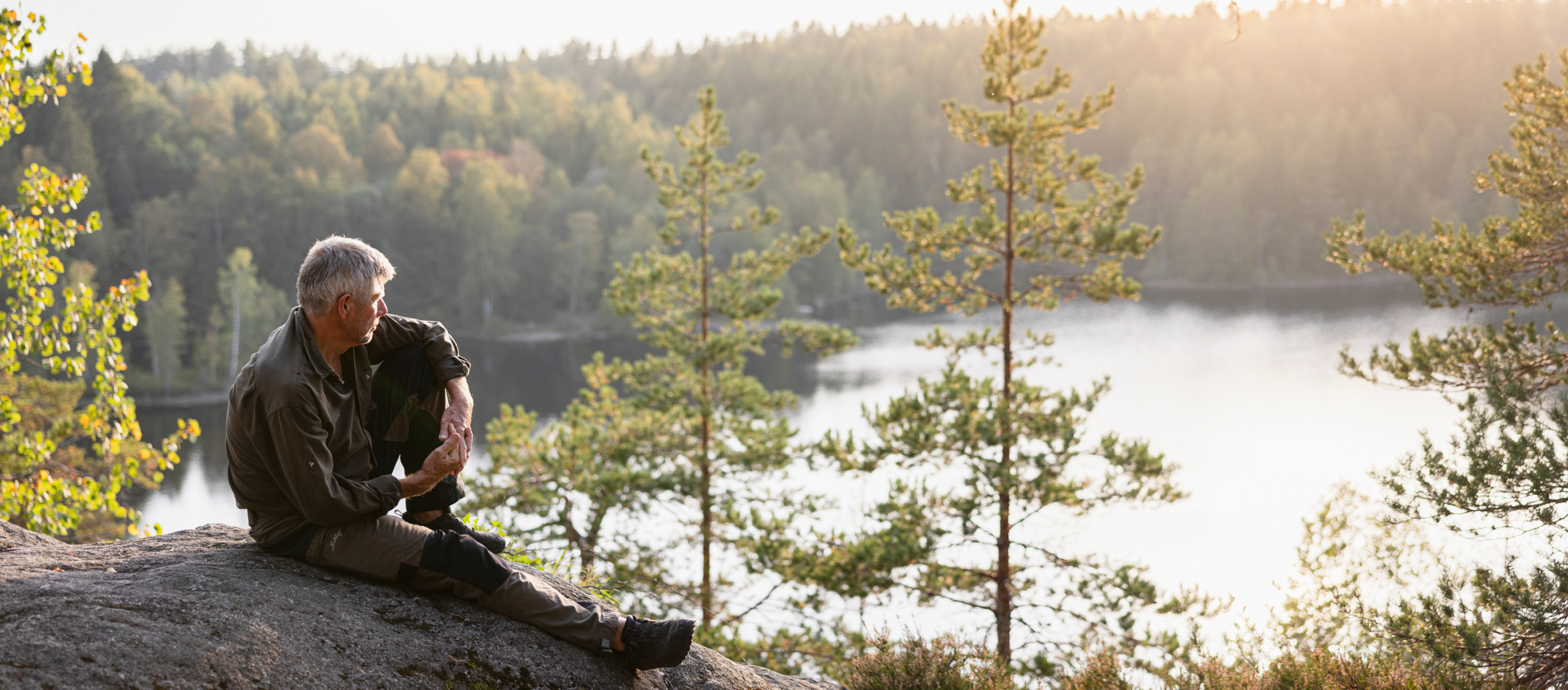 En man som är på hike